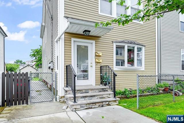 90 Plauderville Ave 1st Flr, Garfield, New Jersey - 2 Bedrooms  
1 Bathrooms  
4 Rooms - 