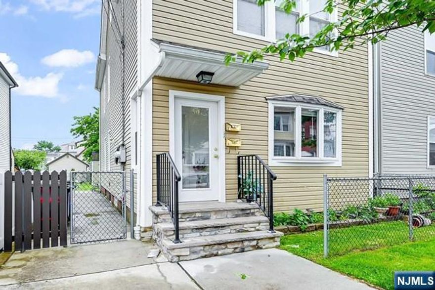 COMPLETELY RENOVATED 2 BEDROOM, 1 FULL BATH APT. ON FISRT FLOOR OF 2 FAMILY. NEWER KITCHEN WITH CHERRY CABINETS, TILED FLOOR, SS APPLIANCES AND GRANITE FLOORS. NEWER FULL BATHROOM AND BEAUTIFUL HARDWOOD FLOORS RUN THROUGH-OUT THE APT. ENJOY A SPACIOUS YARD-PERFECT FOR BBQ'S AND RELAXING OUTDOORS. WASHER AND DRYER IN UNIT FOR YOUR CONVENIENCE. ITS JUST ONE CLOCK TO NYC TRANSPORTATION. IT IS A MUST SEE! TENANT PAYS UTILITIES.