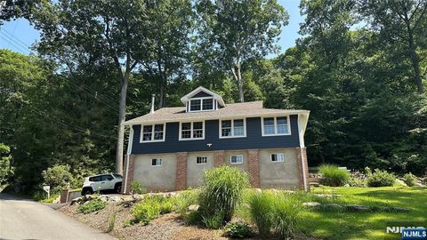Photo of 20 Mt Crest Road, Jefferson Township, NJ 07438 (MLS # 26028112)