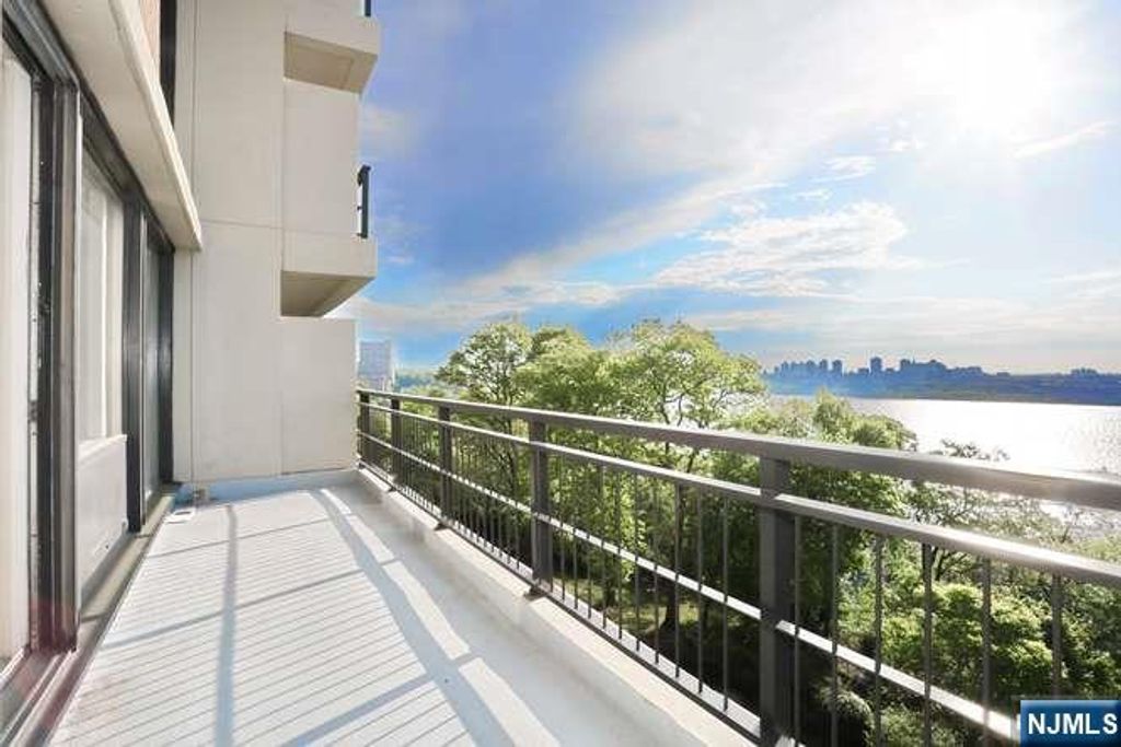 Photo of 1 Horizon Road #605, Fort Lee, NJ 07024 (MLS # 26012388)