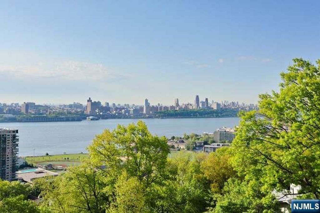 Photo of 1 Horizon Road #605, Fort Lee, NJ 07024 (MLS # 26012388)