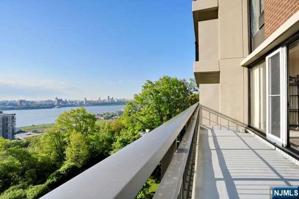 Photo of 1 Horizon Road #605, Fort Lee, NJ 07024 (MLS # 26012388)
