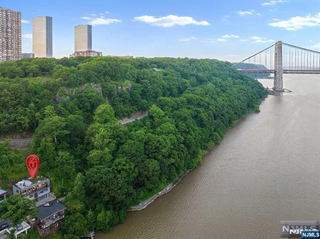 Photo of 34 Shore Road, Edgewater, NJ 07020 (MLS # 25029916)