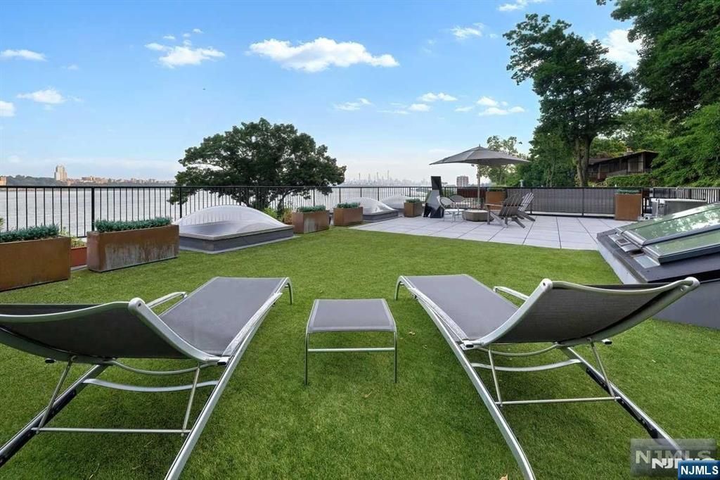 Photo of 34 Shore Road, Edgewater, NJ 07020 (MLS # 25029916)