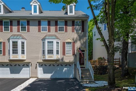 Photo of 20 Bobolink Court, Wayne, NJ 07470 (MLS # 26026588)