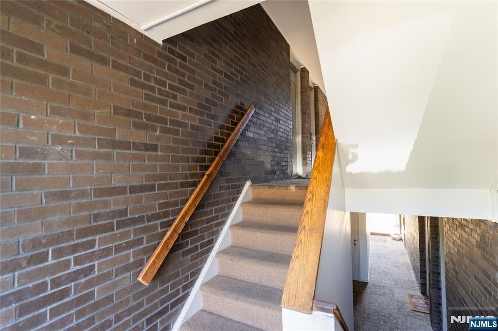 365 River Road E