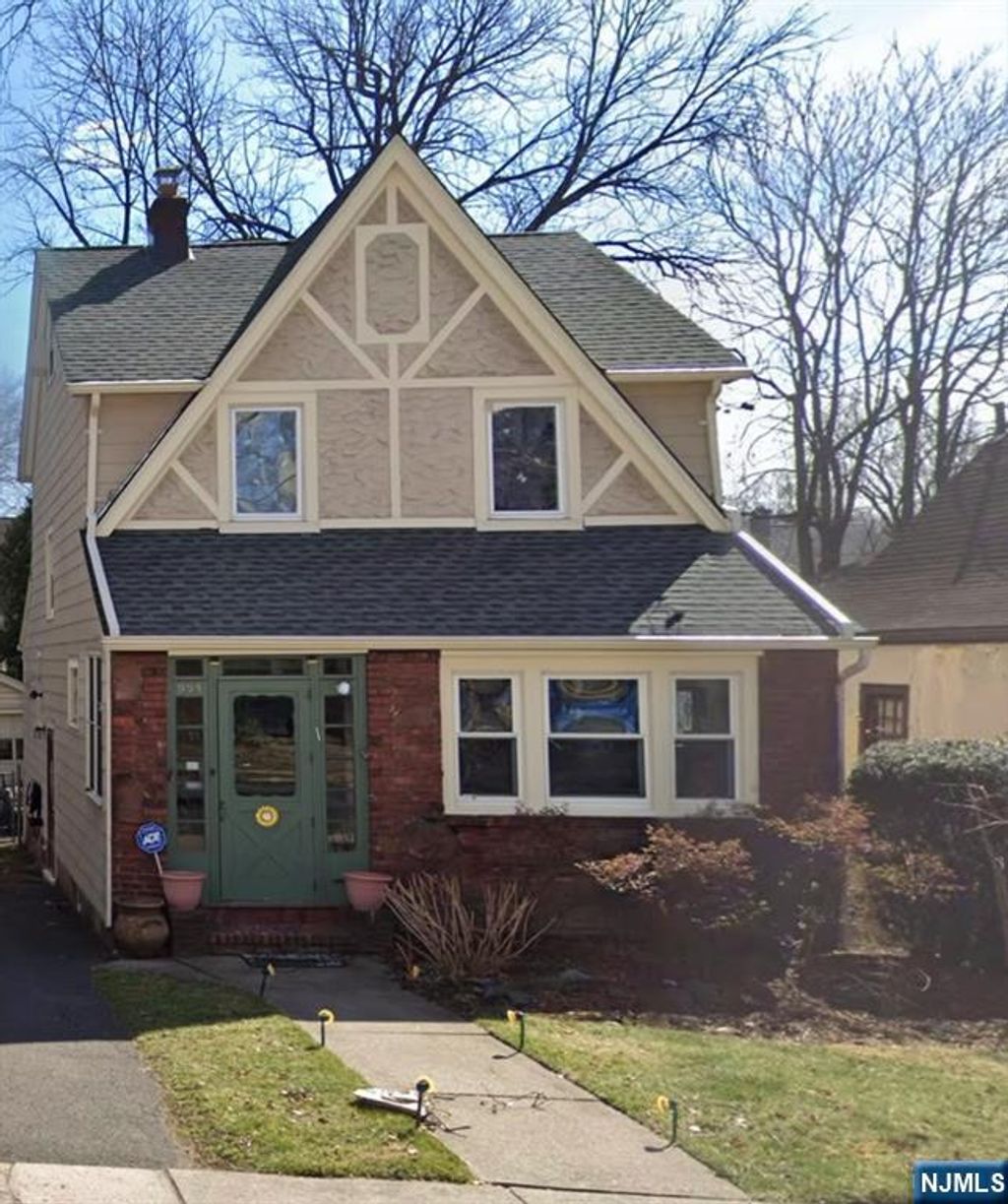 Photo of 995 Grace Terrace, Teaneck, NJ 07666 (MLS # 25041672)