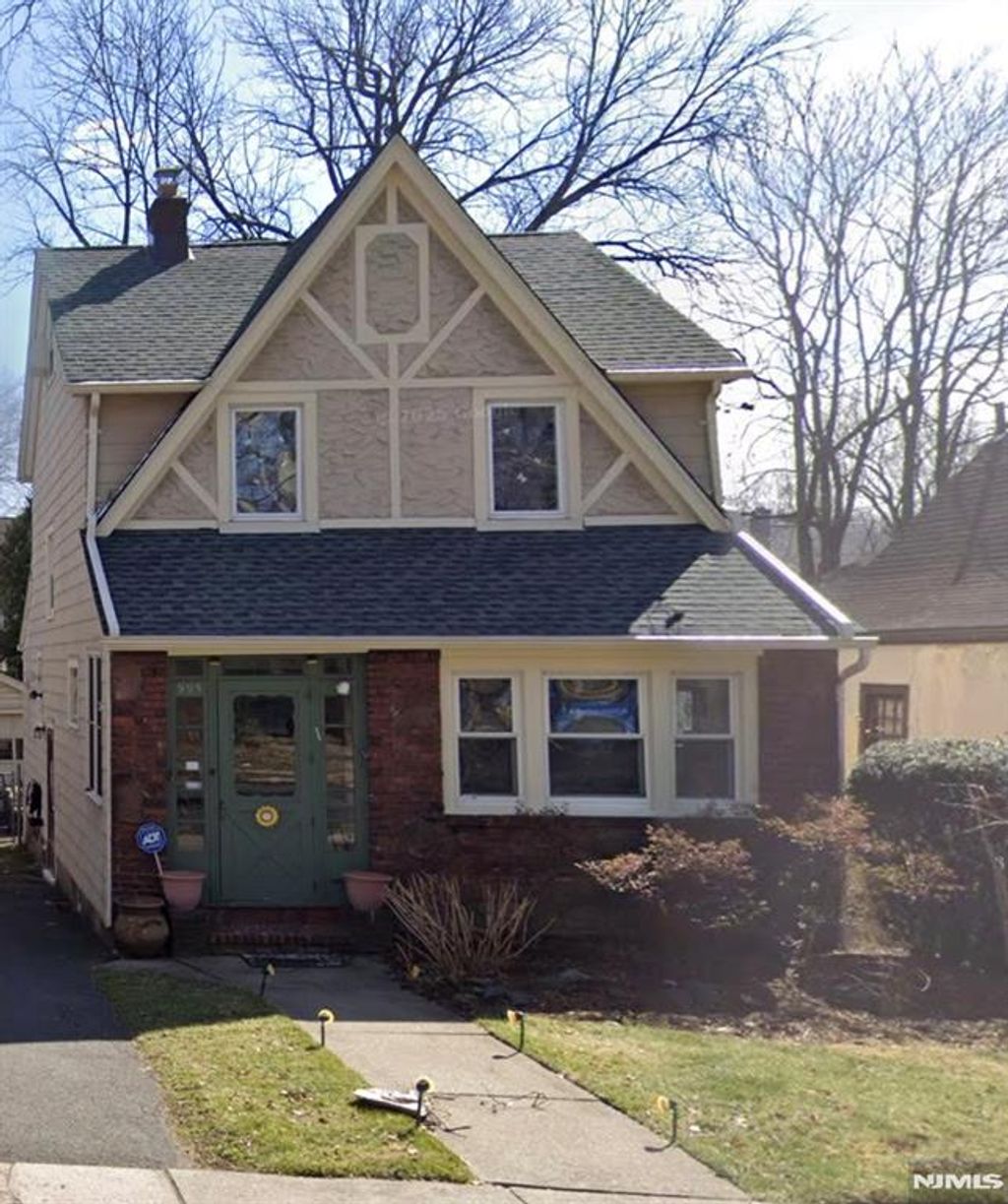 Photo of 995 Grace Terrace, Teaneck, NJ 07666 (MLS # 25041672)