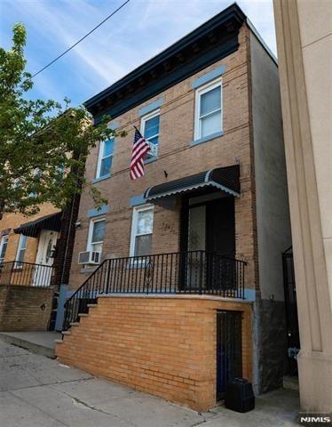 595 66th St 2, West New York, New Jersey - 1 Bedrooms  
1 Bathrooms  
5 Rooms - 