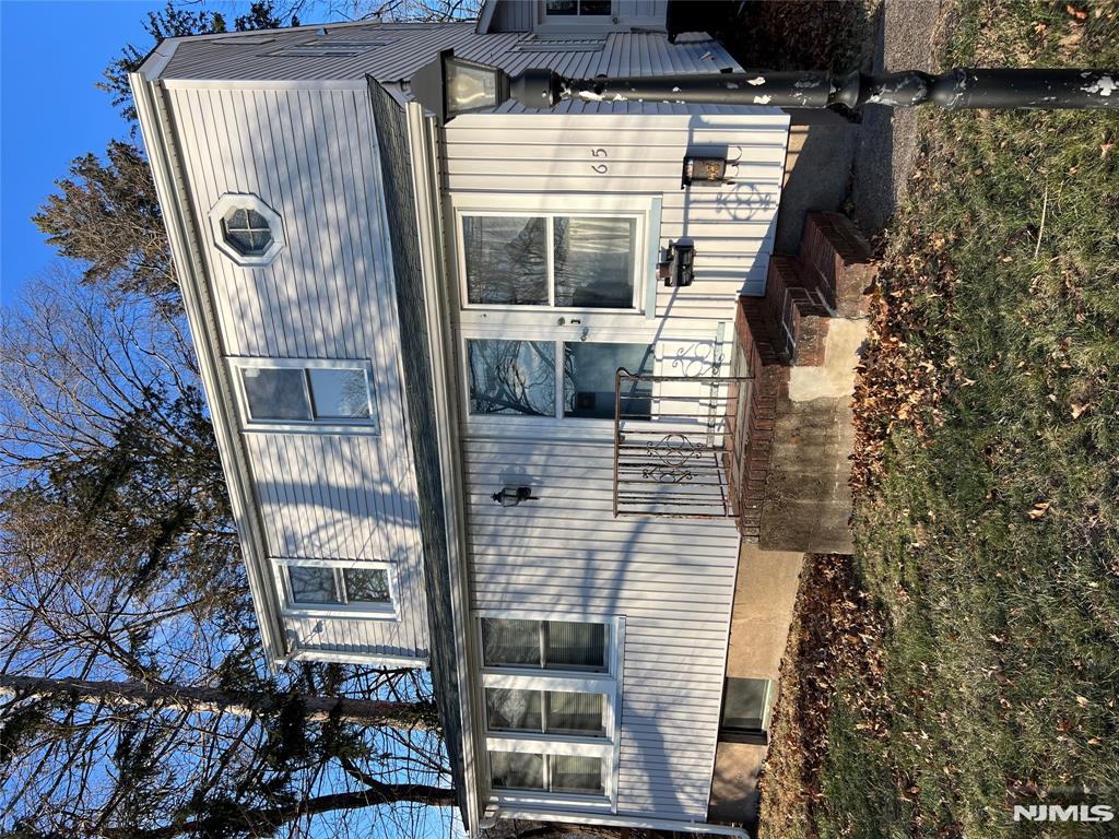 65 Van Winkle 2nd Floor, Hawthorne, New Jersey - 2 Bedrooms  
1 Bathrooms  
3 Rooms - 