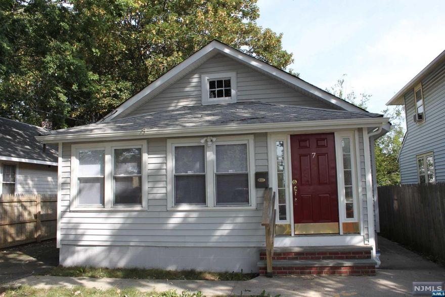 Beautiful Charming house in Excellent conditions, blocks from the beach and Pier Village.