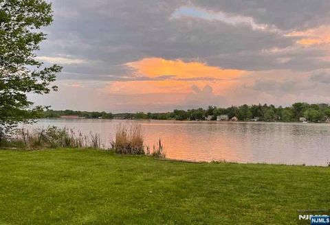 Photo of 138 Bearfort Rd, West Milford, NJ 07480 (MLS # 26010911)