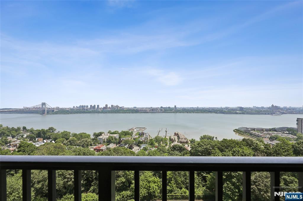 6 Horizon Road 903, Fort Lee, New Jersey - 1 Bedrooms  
2 Bathrooms - 