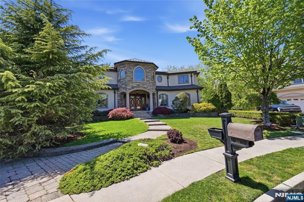 Photo of 305 Blauvelt Court, Paramus, NJ 07652 (MLS # 26015071)