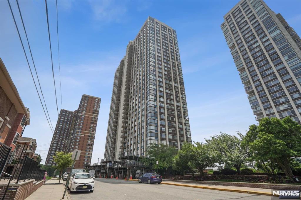 Rental Property at 200 Old Palisade Rd Th2, Fort Lee, New Jersey - Bedrooms: 2 
Bathrooms: 2 
Rooms: 5  - $4,250 MO.