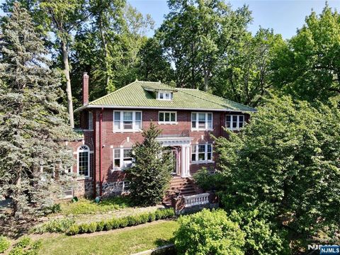 Photo of 155 Paulin Blvd, Leonia, NJ 07605 (MLS # 26025237)