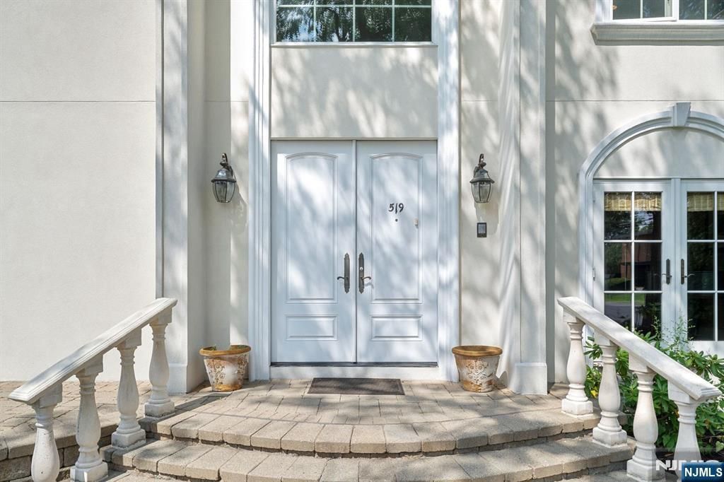 Photo of 519 E Palisade Avenue, Englewood Cliffs, NJ 07632 (MLS # 25026109)