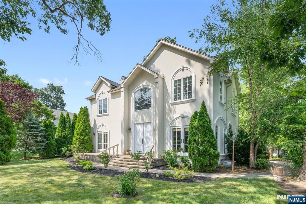 Photo of 519 E Palisade Avenue, Englewood Cliffs, NJ 07632 (MLS # 25026109)