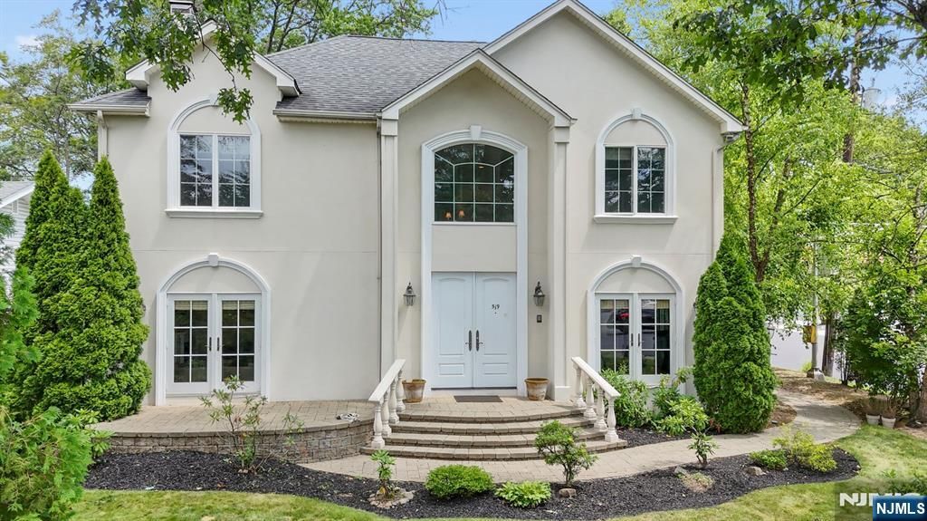 Photo of 519 E Palisade Avenue, Englewood Cliffs, NJ 07632 (MLS # 25026109)