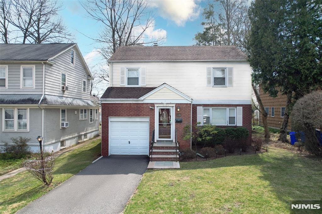 118 Columbus Dr, Tenafly, New Jersey - 3 Bedrooms  
2 Bathrooms  
8 Rooms - 