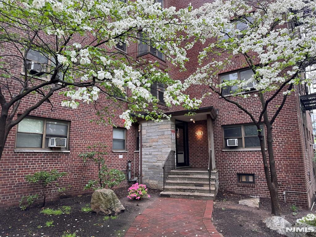 Rental Property at 500 Linwood Dr 2G, Fort Lee, New Jersey - Bedrooms: 1 
Bathrooms: 1 
Rooms: 4  - $1,950 MO.