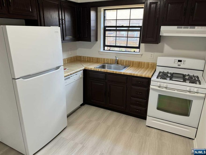 SPACIOUS 2ND FLOOR, 1 BEDROOM APARTMENT LOCATED IN HIGHLY DESIRABLE RIVER VALE. THE LARGE LIVING ROOM FEATURES SLIDING GLASS DOORS THAT LET IN FRESH AIR AND NATURAL LIGHT. ENJOY YOUR MORNING COFFEE ON THE COZY BALCONY. THE SIZABLE BEDROOM BOASTS A WALK IN CLOSET. A LARGE DINING AREA AND MODERN KITCHEN COMPLETE THIS APARTMENT. OUTDOOR POOL, TENNIS AND PARKING ARE INCLUDED. THE COMPLEX IS ONLY A FEW BLOCKS FROM RESTAURANTS, SHOPPING, AND TRANSPORTATION. PETS WILL BE CONSIDERED. LAUNDRY ROOMS ON-SITE.