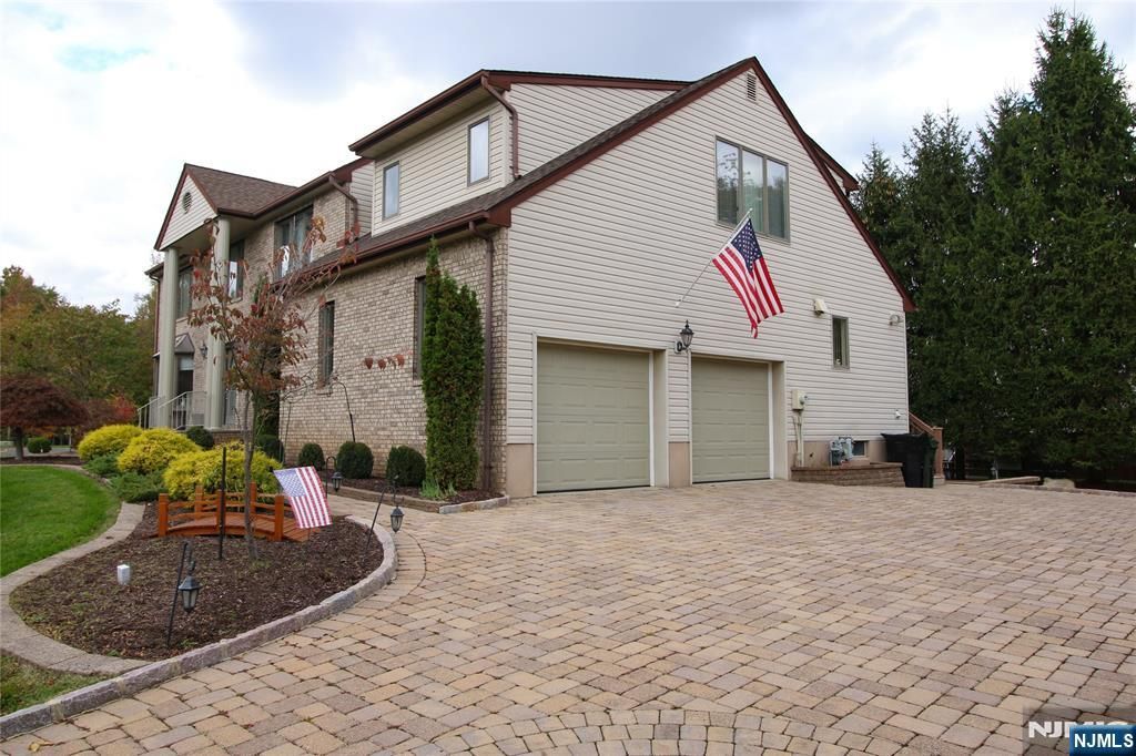 Photo of 602 Mill Run, Paramus, NJ 07652 (MLS # 25038097)
