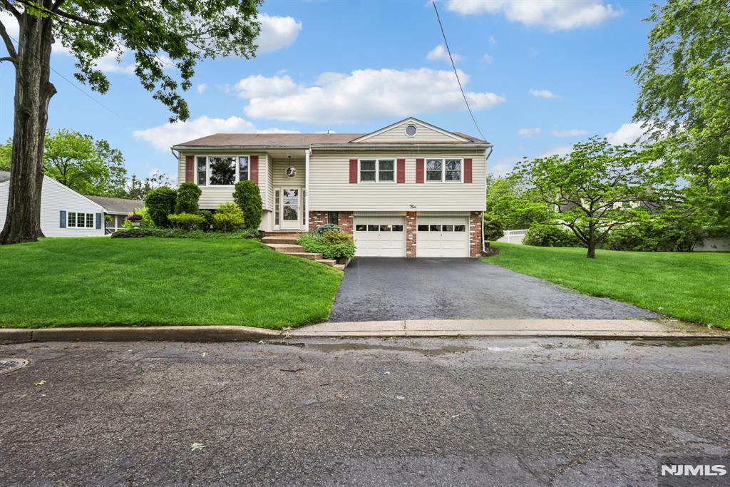 Property for Sale at 4 Birchwood Terrace, Fanwood, New Jersey - Bedrooms: 3 
Bathrooms: 2 
Rooms: 8  - $675,000