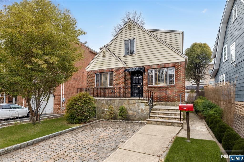44 Knox Ave, Cliffside Park, New Jersey - 3 Bedrooms  
2 Bathrooms  
6 Rooms - 