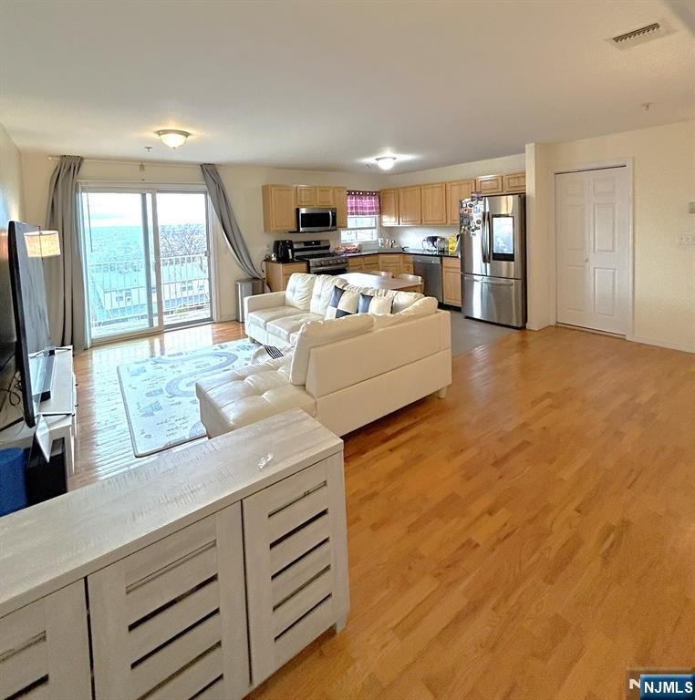 118 Bergen Boulevard 2D
