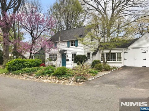 Photo of 667 Sunset Road, Teaneck, NJ 07666 (MLS # 26018142)