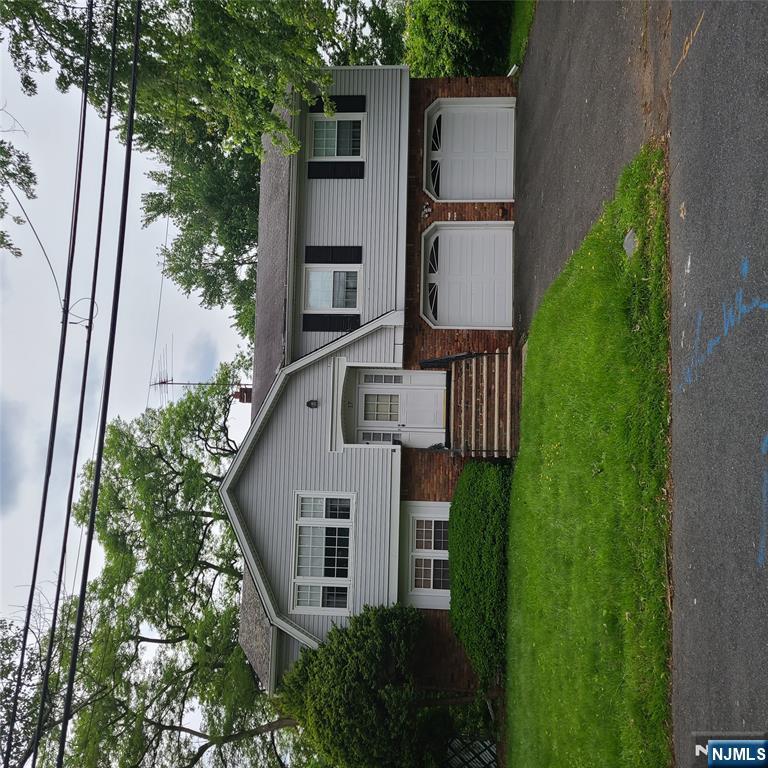 17 Parkway, Little Falls, New Jersey - 4 Bedrooms  
2 Bathrooms  
8 Rooms - 