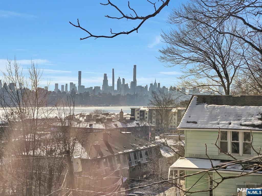 9 Old Wood Road, Edgewater, New Jersey - 2 Bedrooms  
1 Bathrooms  
5 Rooms - 