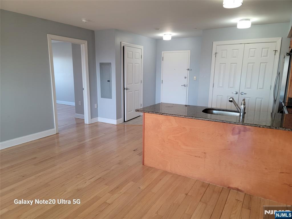 411 E Brinkerhoff Ave 211, Palisades Park, New Jersey - 2 Bedrooms  
2 Bathrooms  
5 Rooms - 