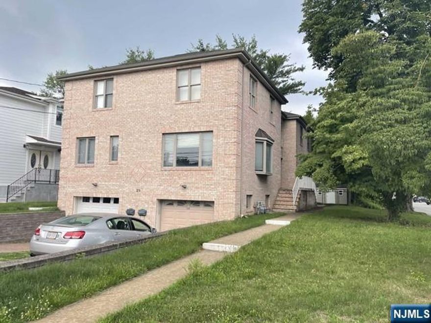 Fully renovated luxury duplex on a great location in tenafly 3bed 3 full bath, Beautiful hardwood floors through out, granite kitchen counter tops, stainless steel kitchen appliances, Walking distance to the all schools, close to shopping, Blue ribbon school zone.The property is still under construction