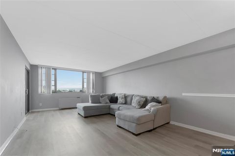 Photo of 250 Gorge Rd #21E, Cliffside Park, NJ 07010 (MLS # 26023633)