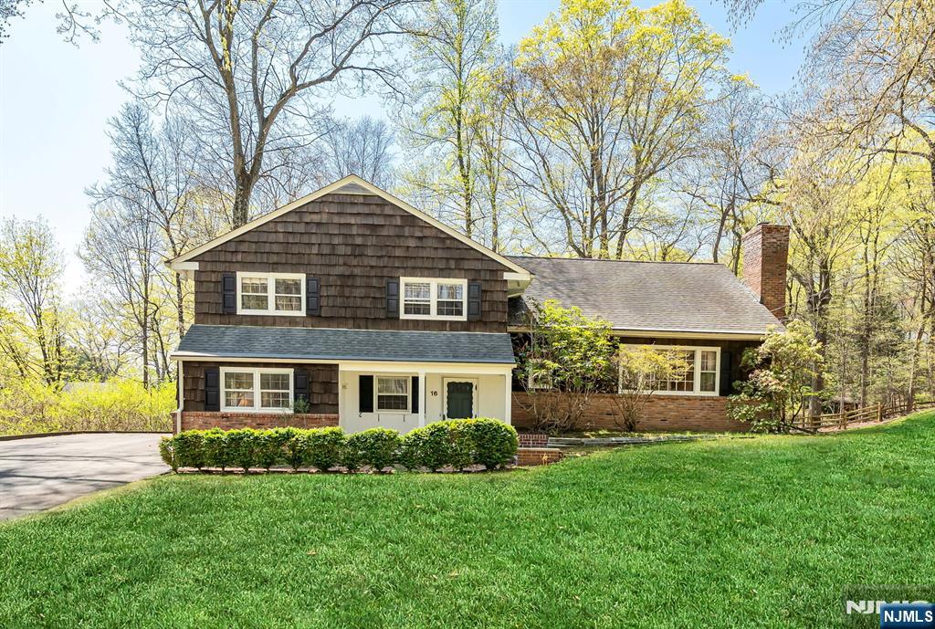 16 Barnfield Ct, Upper Saddle River, New Jersey - 5 Bedrooms  
4 Bathrooms  
9 Rooms - 