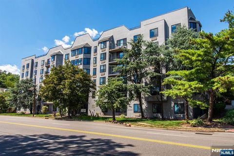 Photo of 115 Polifly Road #5D, Hackensack, NJ 07601 (MLS # 26004876)