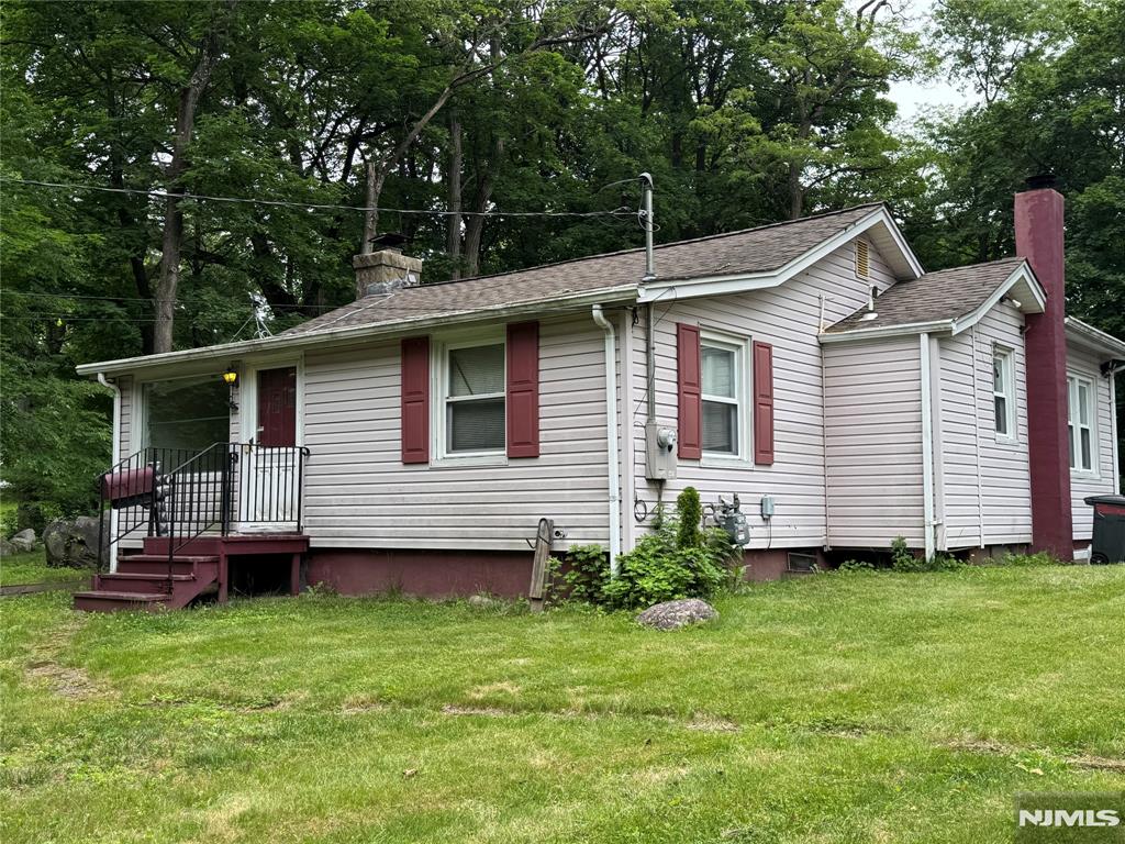 Property for Sale at 212 N Beverwyck Road, Par-Troy Hills Twp, New Jersey - Bedrooms: 3 
Bathrooms: 1 
Rooms: 6  - $449,900