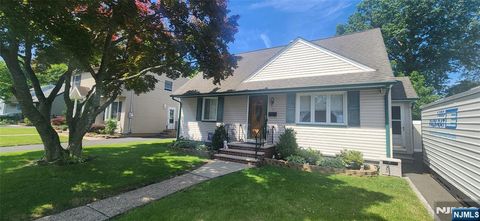 Photo of 11 Chadwick Drive, Bloomfield, NJ 07003 (MLS # 26020450)