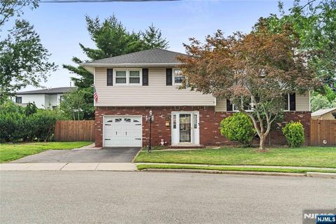 Photo of 1 Hazley Court, Rochelle Park, NJ 07662 (MLS # 26013116)