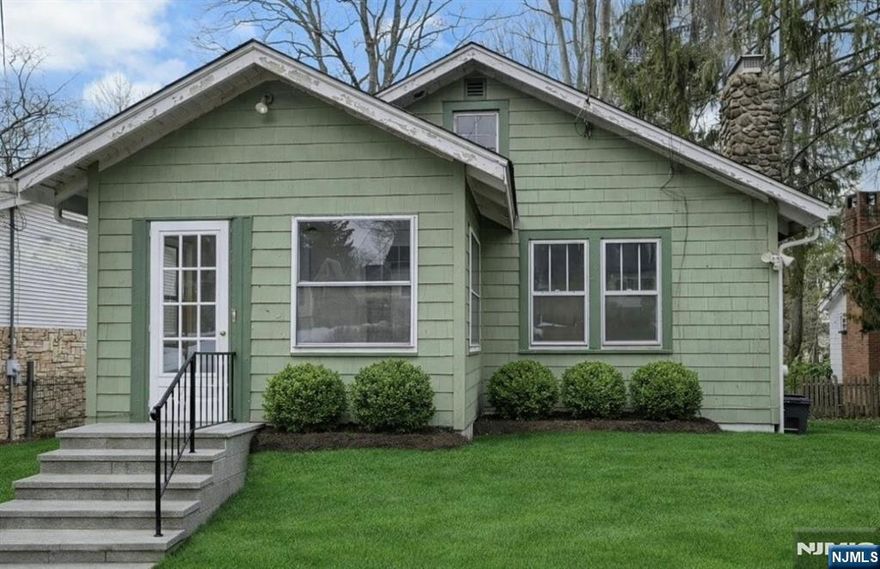 CONDO ALTERNATIVE. KITCHEN TOTALLY REDONE Feb 2026 H/W FLOORS REFINISHEED ENCLOSED FRONT PORCH FOR ADDED SPACE. HUGE YARD WITH SO MANY POSSIBILITIES. DON'T MISS THIS