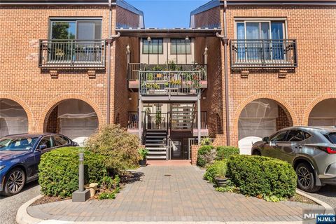 Photo of 7 Eliot Court, Teaneck, NJ 07666 (MLS # 25033870)