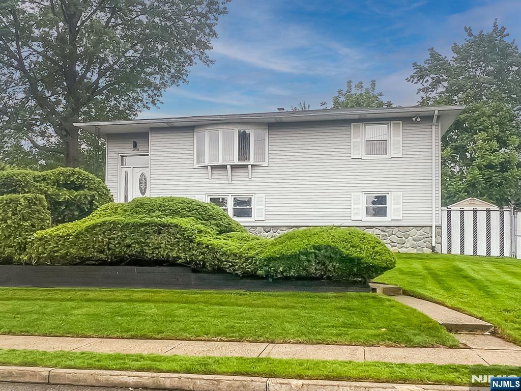 1340 Comerford Place, Fair Lawn, New Jersey - 4 Bedrooms  
3 Bathrooms  
9 Rooms - 
