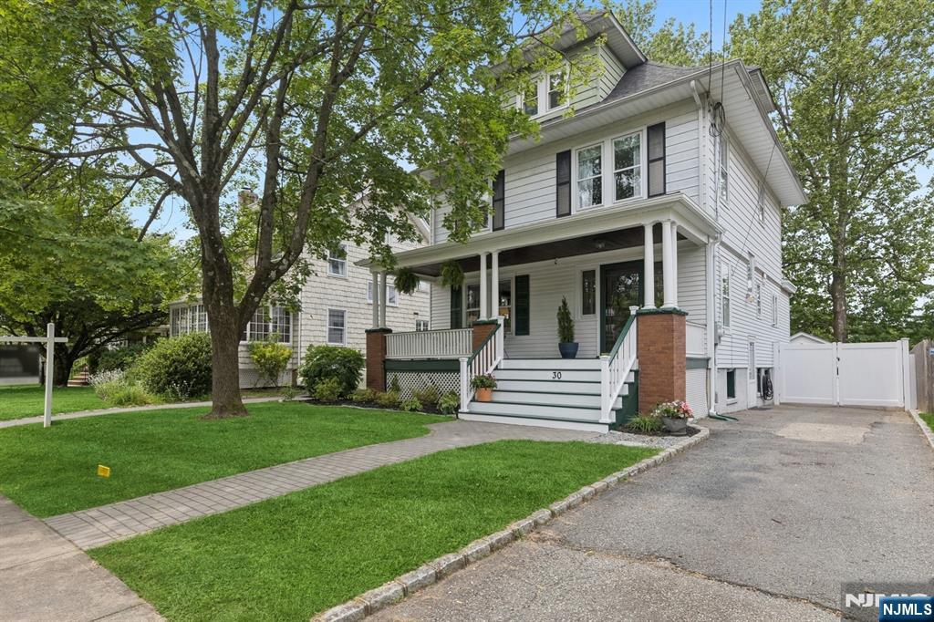 30 Hillcrest Terrace, Verona, New Jersey - 5 Bedrooms  
2.5 Bathrooms  
9 Rooms - 