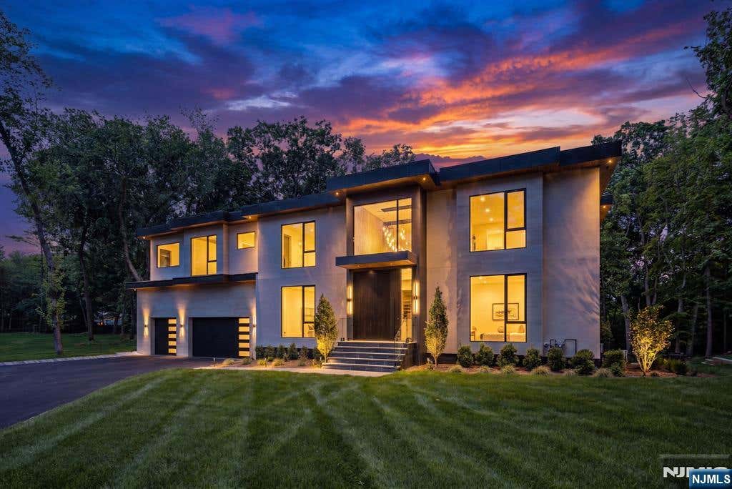 Photo of 911 Hilltop Terrace, Franklin Lakes, NJ 07417 (MLS # 26023475)