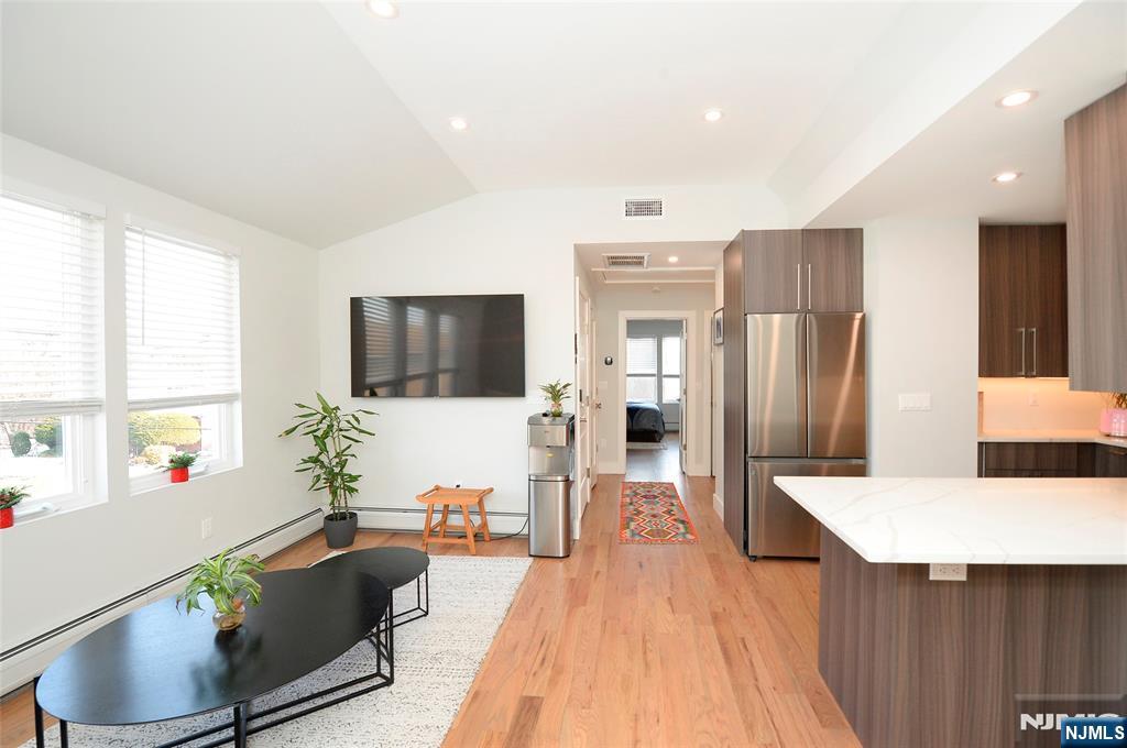 293 Mount Pleasant Ave, Wallington, New Jersey - 2 Bedrooms  
1 Bathrooms  
3 Rooms - 