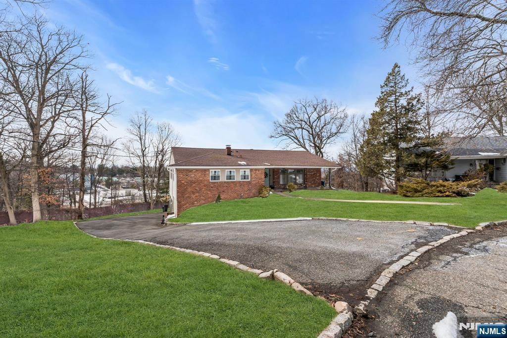 Photo of 4 Korwel Court, West Orange, NJ 07052 (MLS # 26006534)