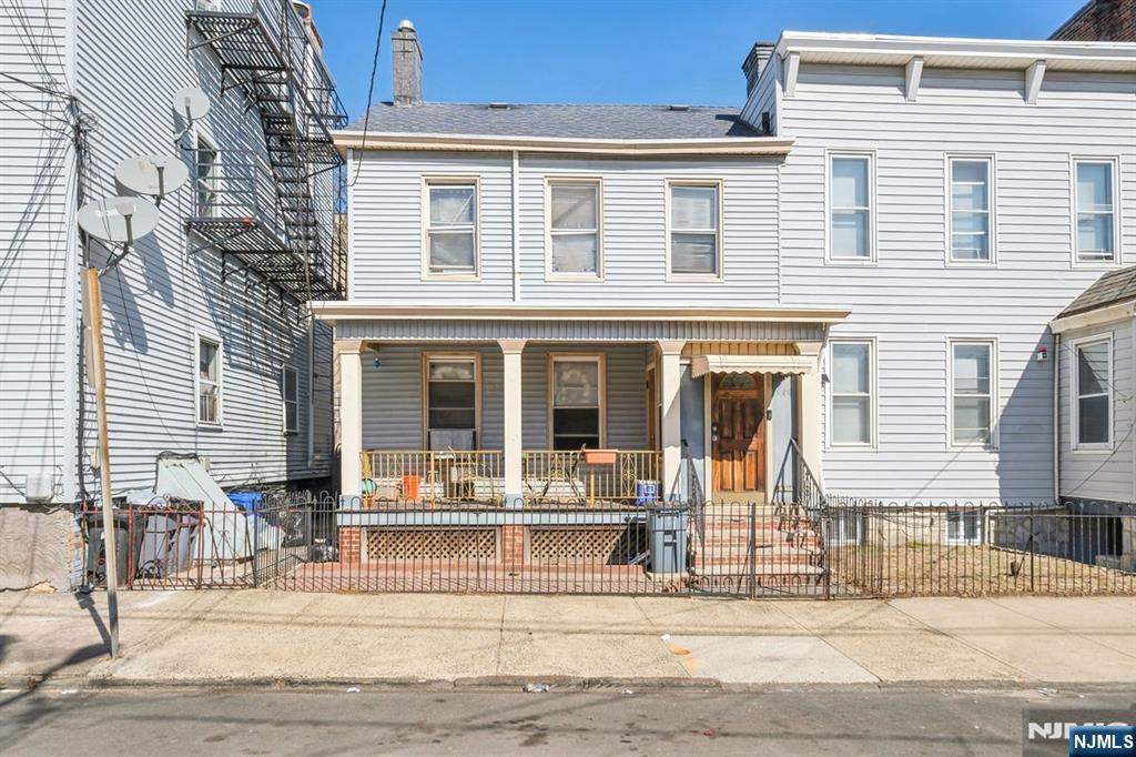 140 Winfield Avenue, Jersey City, New Jersey - 3 Bedrooms  
2 Bathrooms  
7 Rooms - 