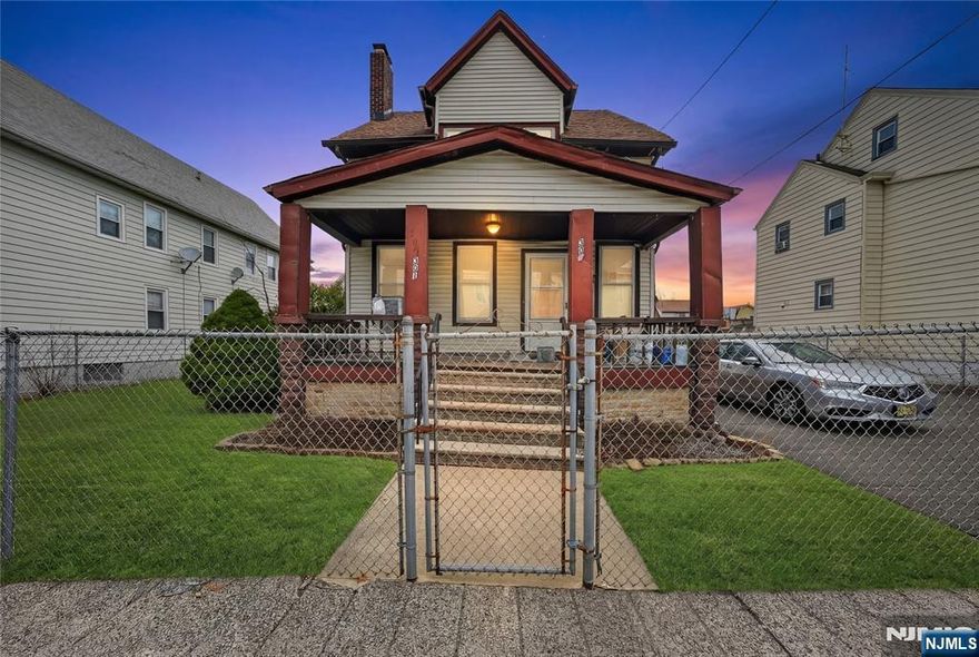 This well-maintained home offers 3 bedrooms and 2 full bathrooms, providing the perfect balance of comfort and functionality. The layout is bright and practical, with inviting living spaces and generously sized rooms throughout. The basement is a major bonus ideal for a recreation room, home office, gym, or additional storage, giving you the flexibility to make the space your own. A great option for homeowners or investors alike, this property offers solid value, versatility, and long-term potential. Great space. Great price. Great opportunity schedule your showing today!